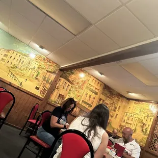 Old school 80&apos;s Italian restaurant ambiance