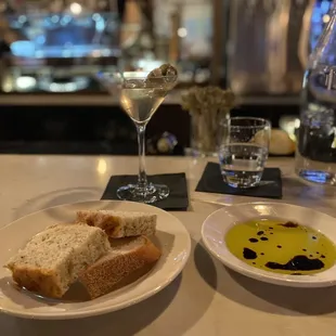 Bread and oil/vinegar