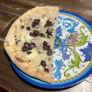 Custom pizza with onions and capers and kalamata