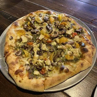 Pollo pesto and chicken pizza