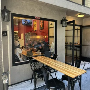 the outside of a restaurant