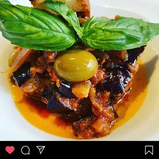 Caponata siciliana con crostoni di focaccia