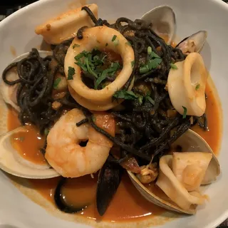 Tagliolini neri ai Frutti di Mare