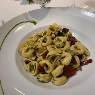 Tortellini di formaggio con zucchine, salvia e pomodori secchi