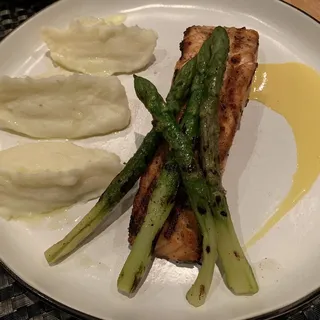 Salmone alla griglia in salsa di arancia