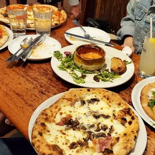 Pizza boscaiola, capricciosa, calabrese con miele