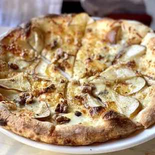 Pizza gorgonzola and pears
