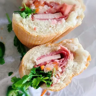 Cross section look of the combo bahnmi.