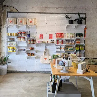 ws the inside of a grocery store