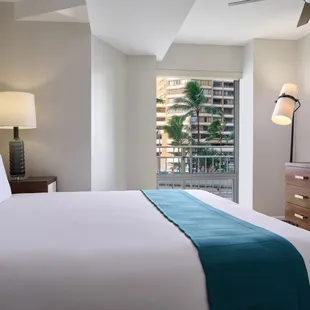 Ilikai Hotel &amp; Luxury Suites - 1-Bedroom Boulevard View with Kitchen