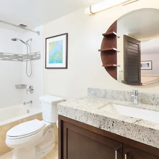 Ilikai Hotel &amp; Luxury Suites - Bathroom