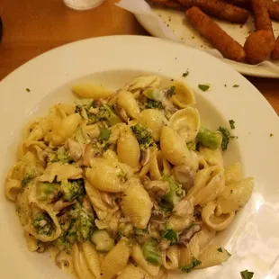 Pasta and vegetables minus tomatoes