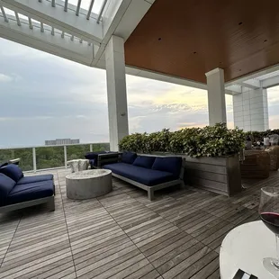 Outside seating lovely. Breeze is amazing and slightly chilled after a long hot day in Florida