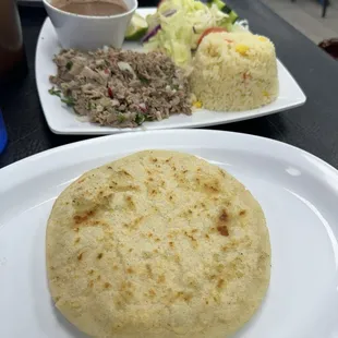 Pupusa de queso con Loroco y Queso Pupusa