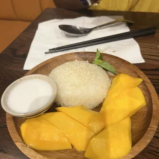 Coconut Sticky rice with Fresh Mango