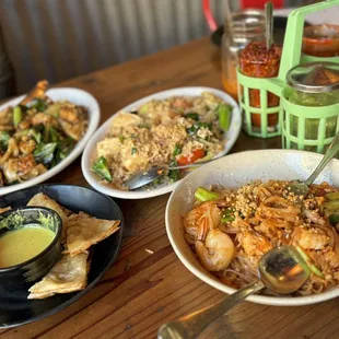 Roti Dip Pad Thai Pad Se Ew Thai Fried Rice