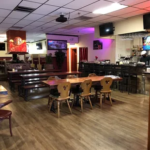 Seating for everyone and a nice bar too.