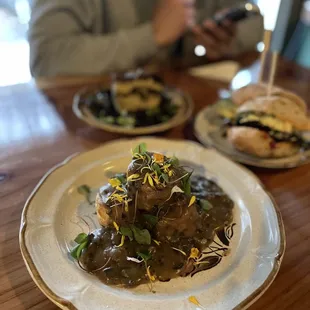 biscuits &apos;n gravy