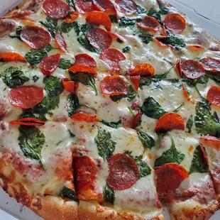 Cheese pizza with added spinach and pepperoni