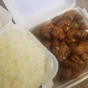 Chef&apos;s specialty of General Tso&apos;s chicken (with white rice and broccoli)