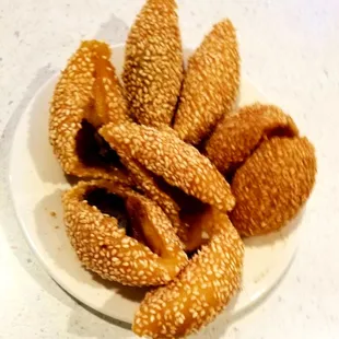 a plate of sesame buns