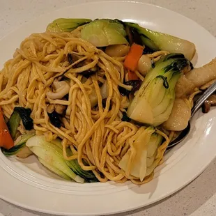 a plate of noodles and vegetables