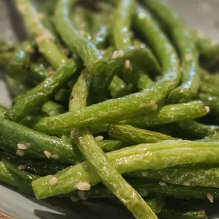 a plate of green beans