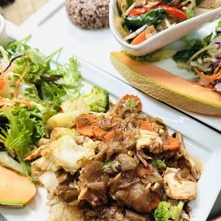 S20. Pad See Ew Lunch