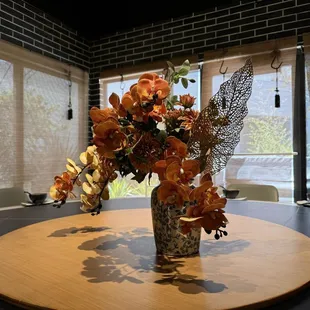 Table flower was decorated by floor manager when we sit around table. The timing was great and it made us relaxed.