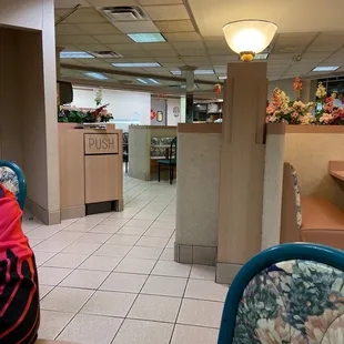 the inside of a fast food restaurant