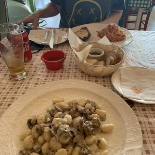 Gnocchi salsiccia e funghi