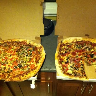 Huge pizzas! One slice is the size of a dinner plate!