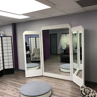 pedestal and mirror for trying on dresses and showing your friends/family