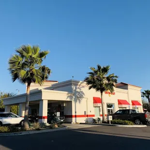 3/25/23 Exterior, lots of parking