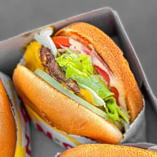 ows three hot dogs in a box