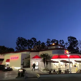 A photo of In-N-Out.