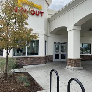 ows the outside of a restaurant