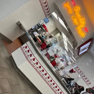 ows the interior of a restaurant