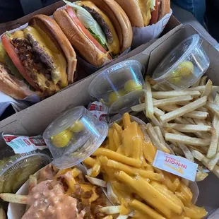 Otw to the outlets, our midday snack !!