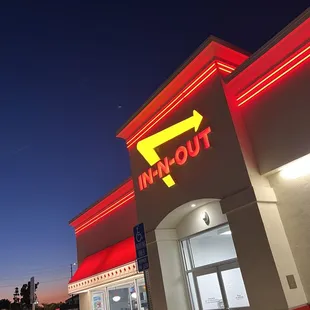 ows the outside of a restaurant