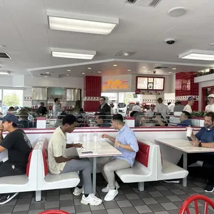 ows diners sitting at booths