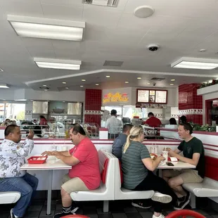 ows diners sitting at booths