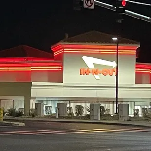 ows a 7 eleven restaurant at night