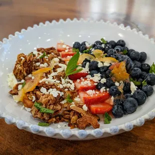 Summer berry bowl: strawberry, blueberry, yuzu dressing, Greek yogurt, mint and loving the mixed nuts granola ^_^