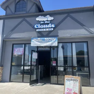 Location, photo of entrance.