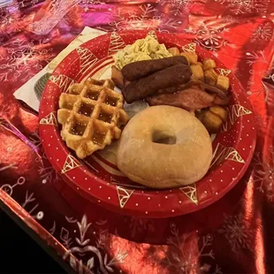 a plate of breakfast items