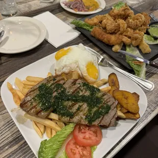 Bistek a lo pobre, jalea de mariscos