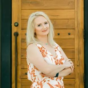 Nice to meet you! I'm Alissa, the owner and creative operator of Incandescent Skin. I specialize in holistic med spa treatments designed to