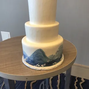 The cake that was delivered.