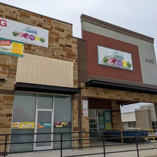 the outside of a grocery store